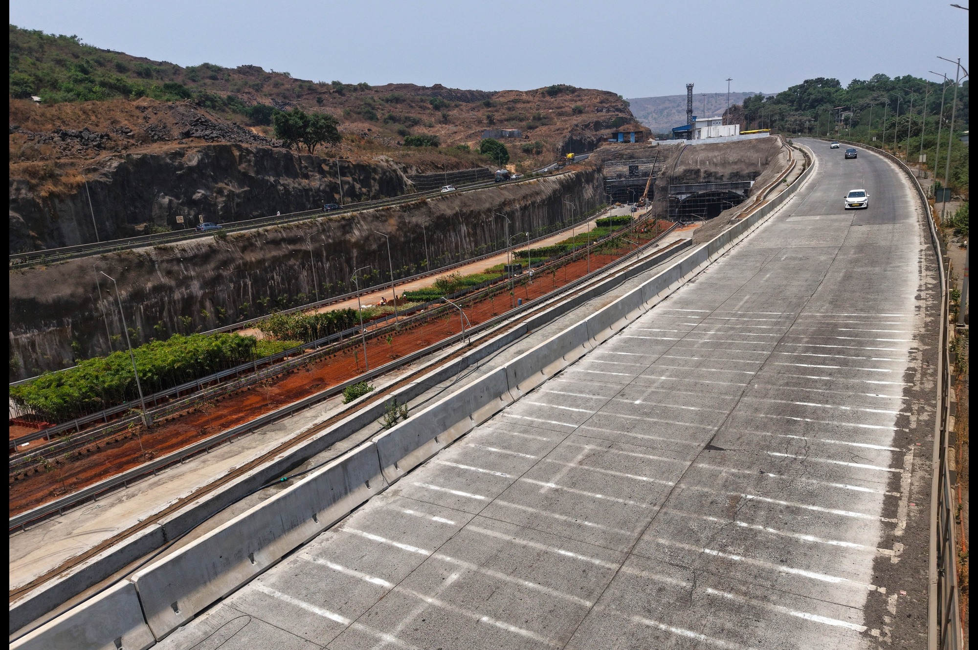 Godrej Enterprises Installs India’s First Advanced Precast Crash Barrier on Mumbai–Pune Missing Link